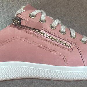 New in Box Clarks Dusty Rose Leather sneakers - size 8M